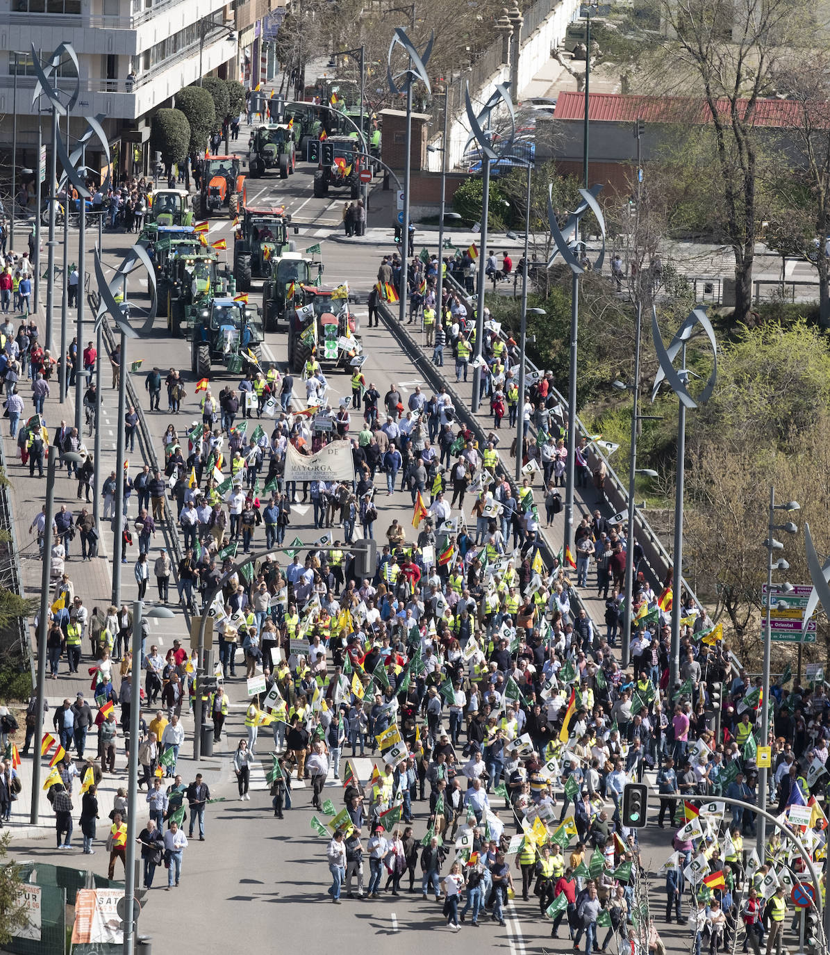 Las organizaciones agrarias UCCL, Asaja y COAG lograron concitar un millar de tractores y un millar de personas, de acuerdo a fuentes policiales, a su paso entre bocinazos por las calles de Valladolid, desde Colón hasta la Cúpula del Milenio, lo cual supuso un 'sorpasso' a sus previsiones (entre 200 y 400) y un «éxito absoluto» para que la sociedad visibilizara, y sobre todo oyera, el problema que tiene el campo.