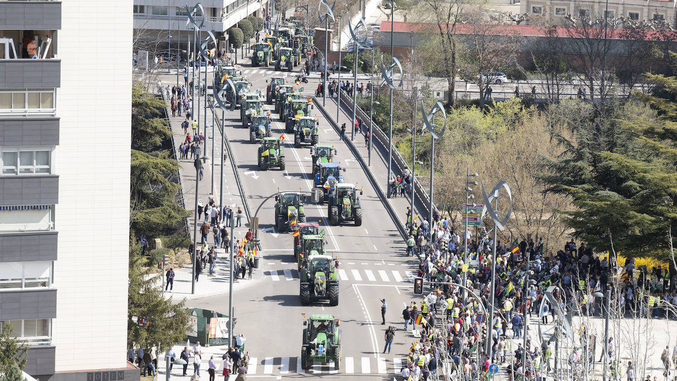 Las organizaciones agrarias UCCL, Asaja y COAG lograron concitar un millar de tractores y un millar de personas, de acuerdo a fuentes policiales, a su paso entre bocinazos por las calles de Valladolid, desde Colón hasta la Cúpula del Milenio, lo cual supuso un 'sorpasso' a sus previsiones (entre 200 y 400) y un «éxito absoluto» para que la sociedad visibilizara, y sobre todo oyera, el problema que tiene el campo.