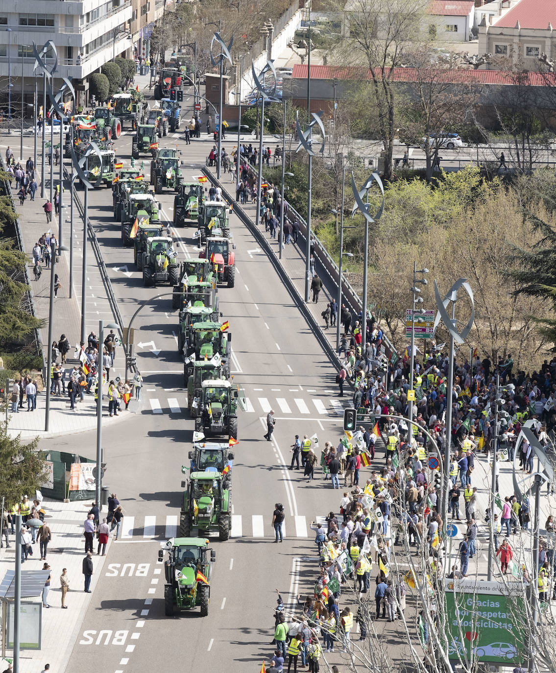 Las organizaciones agrarias UCCL, Asaja y COAG lograron concitar un millar de tractores y un millar de personas, de acuerdo a fuentes policiales, a su paso entre bocinazos por las calles de Valladolid, desde Colón hasta la Cúpula del Milenio, lo cual supuso un 'sorpasso' a sus previsiones (entre 200 y 400) y un «éxito absoluto» para que la sociedad visibilizara, y sobre todo oyera, el problema que tiene el campo.