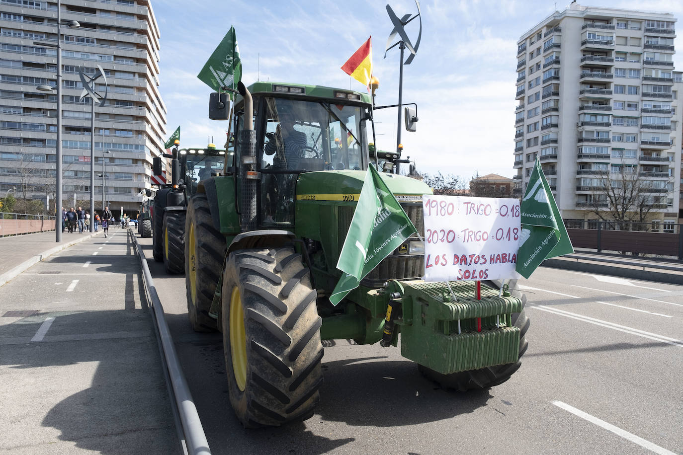 Las organizaciones agrarias UCCL, Asaja y COAG lograron concitar un millar de tractores y un millar de personas, de acuerdo a fuentes policiales, a su paso entre bocinazos por las calles de Valladolid, desde Colón hasta la Cúpula del Milenio, lo cual supuso un 'sorpasso' a sus previsiones (entre 200 y 400) y un «éxito absoluto» para que la sociedad visibilizara, y sobre todo oyera, el problema que tiene el campo.