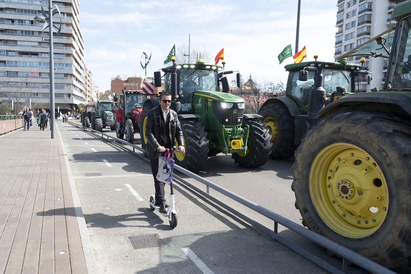 Las organizaciones agrarias UCCL, Asaja y COAG lograron concitar un millar de tractores y un millar de personas, de acuerdo a fuentes policiales, a su paso entre bocinazos por las calles de Valladolid, desde Colón hasta la Cúpula del Milenio, lo cual supuso un 'sorpasso' a sus previsiones (entre 200 y 400) y un «éxito absoluto» para que la sociedad visibilizara, y sobre todo oyera, el problema que tiene el campo.