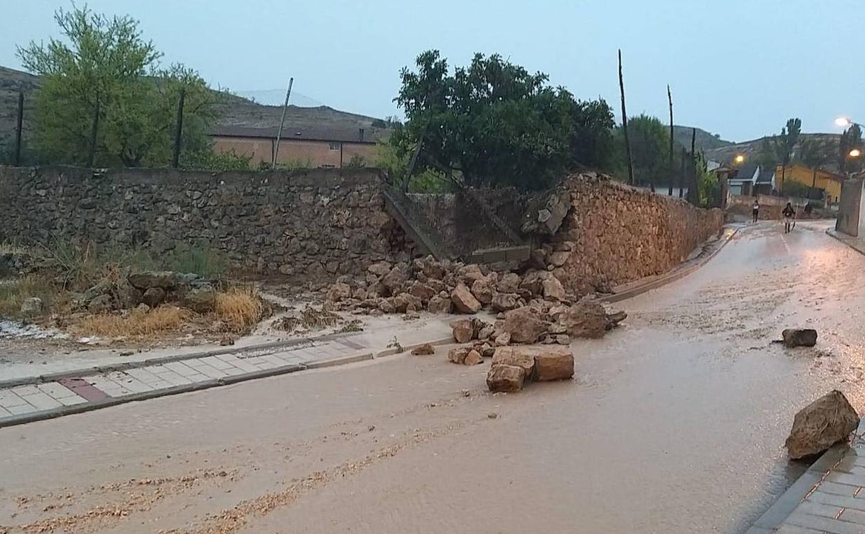 Imagen de un muro derribado por el temporal, en agosto de 2019, en Castrillo de Duero. 