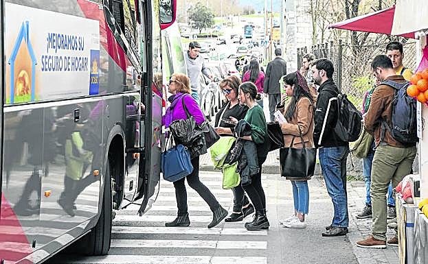 Un grupo de personas, entre ellas varios estudiantes, sube un autobús para desplazarse a Madrid durante la jornada de ayer. 