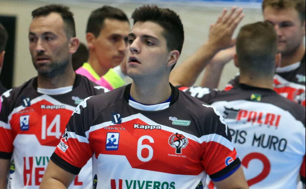 Edu Fernández junto a otros compañeros del Balonmano Nava. 