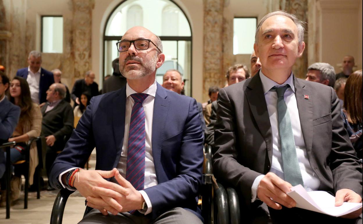 El consejero de Cultura Javier Ortega y el rector de la UVA, Antonio Largo, durante la presentación en el Monasterio del Prado. 