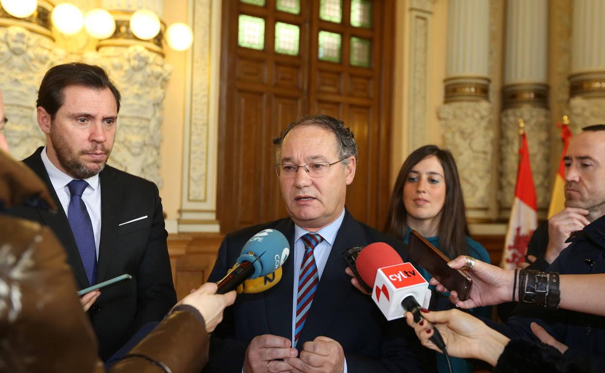 Oscar Puente, alcalde de Valladolid, escucha las declaraciones de José Antonio Otero, concejal de Salud Pública y Seguridad Ciudadana del Ayuntamiento de Valladolid, durante una intervención pública. 