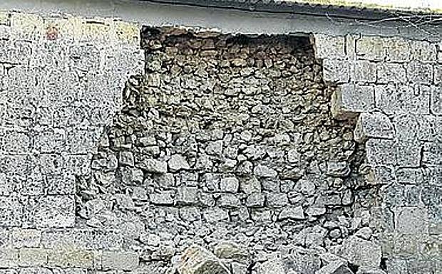 Las piedras sobre la parcela anexa.