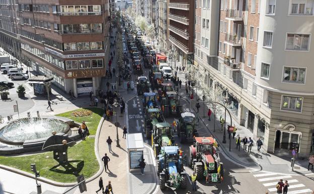 Tractorada por las calles de Valladolid, ayer.