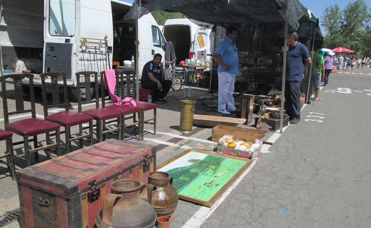 Objetos de segunda mano a la venta en el rastro dominical.