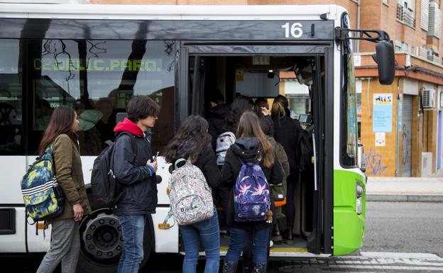 Auvasa refuerza las medidas de limpieza y nota un descenso «leve» de pasajeros