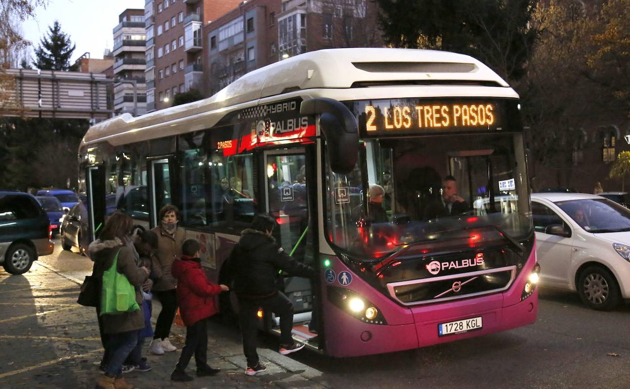 Autobús urbano en la parada de la avenida Manuel Rivera. 