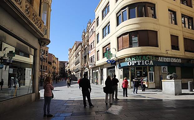 Colas en farmacias de Salamanca con la distancia de seguridad interpersonal