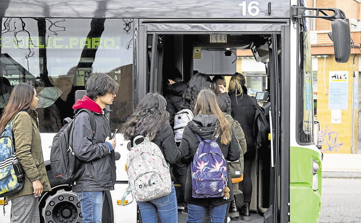 Usarios de Auvasa suben a un autobús. 