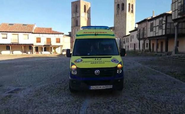 Una ambulancia anima a los ciudadanos de Arévalo a quedarse en casa para colaborar a frenar el coronavirus.