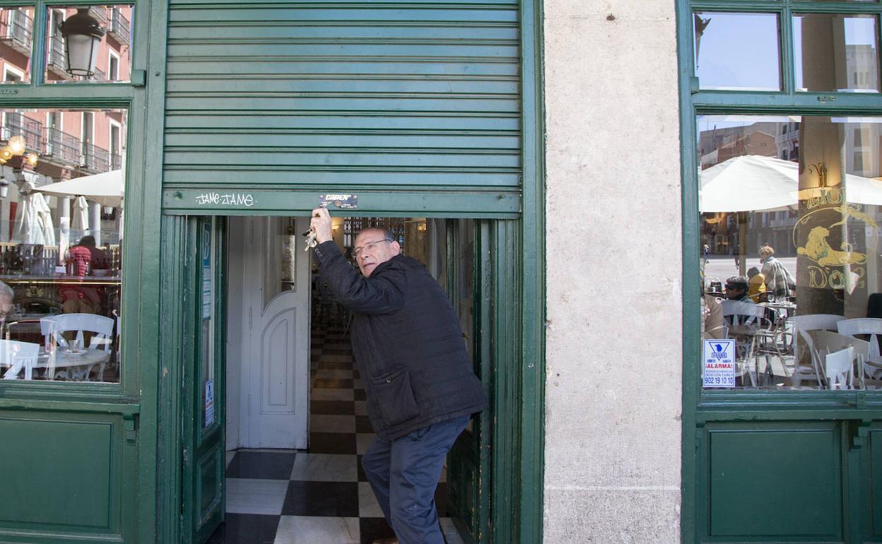 El propietario de un establecimiento de la Plaza Mayor de Valladolid cierra su establecimiento por el decreto del Gobierno. 