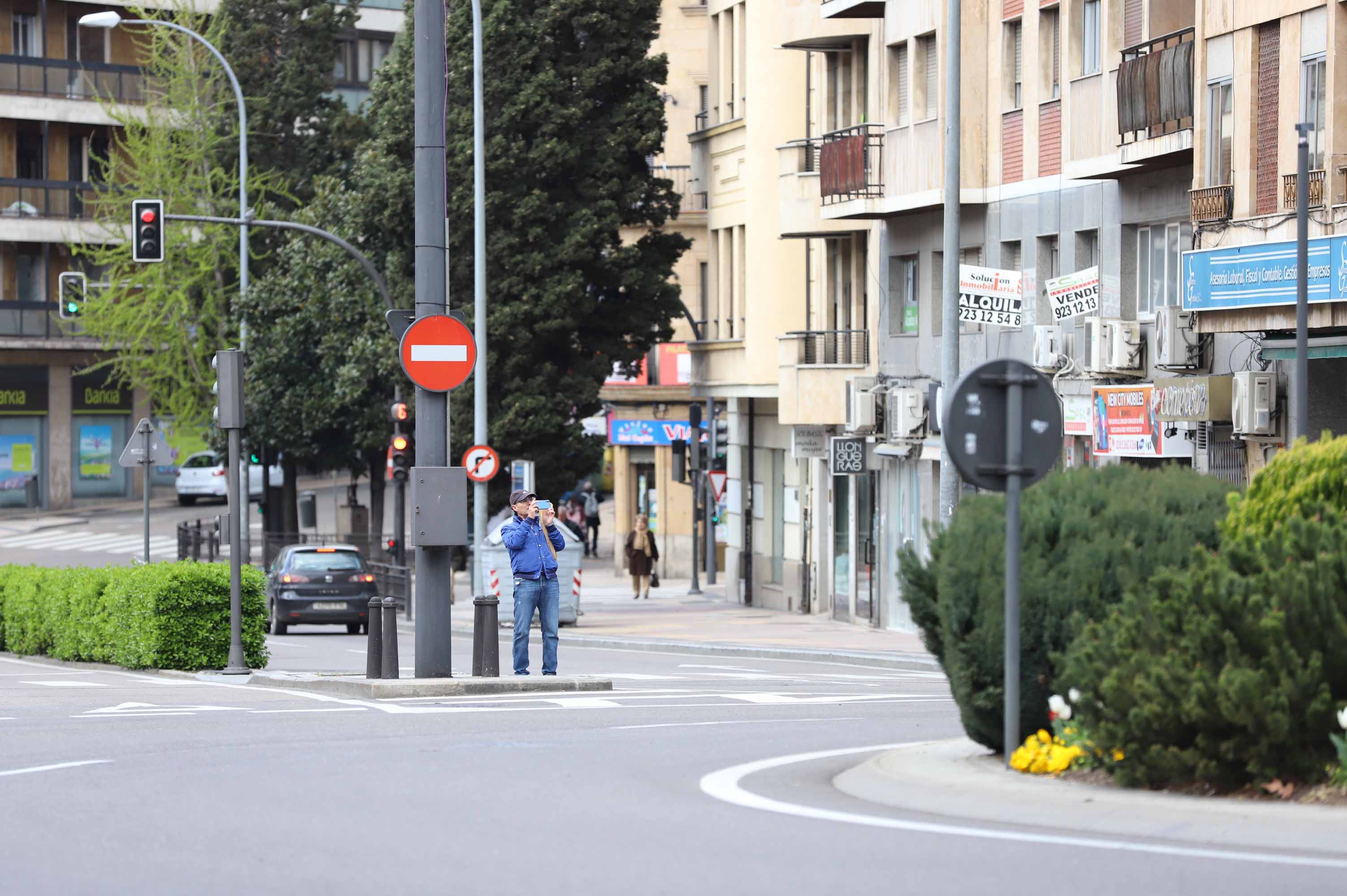 Salamanca ha vivido hoy el primer día en estado de alerta con las calles prácticamente vacías. 