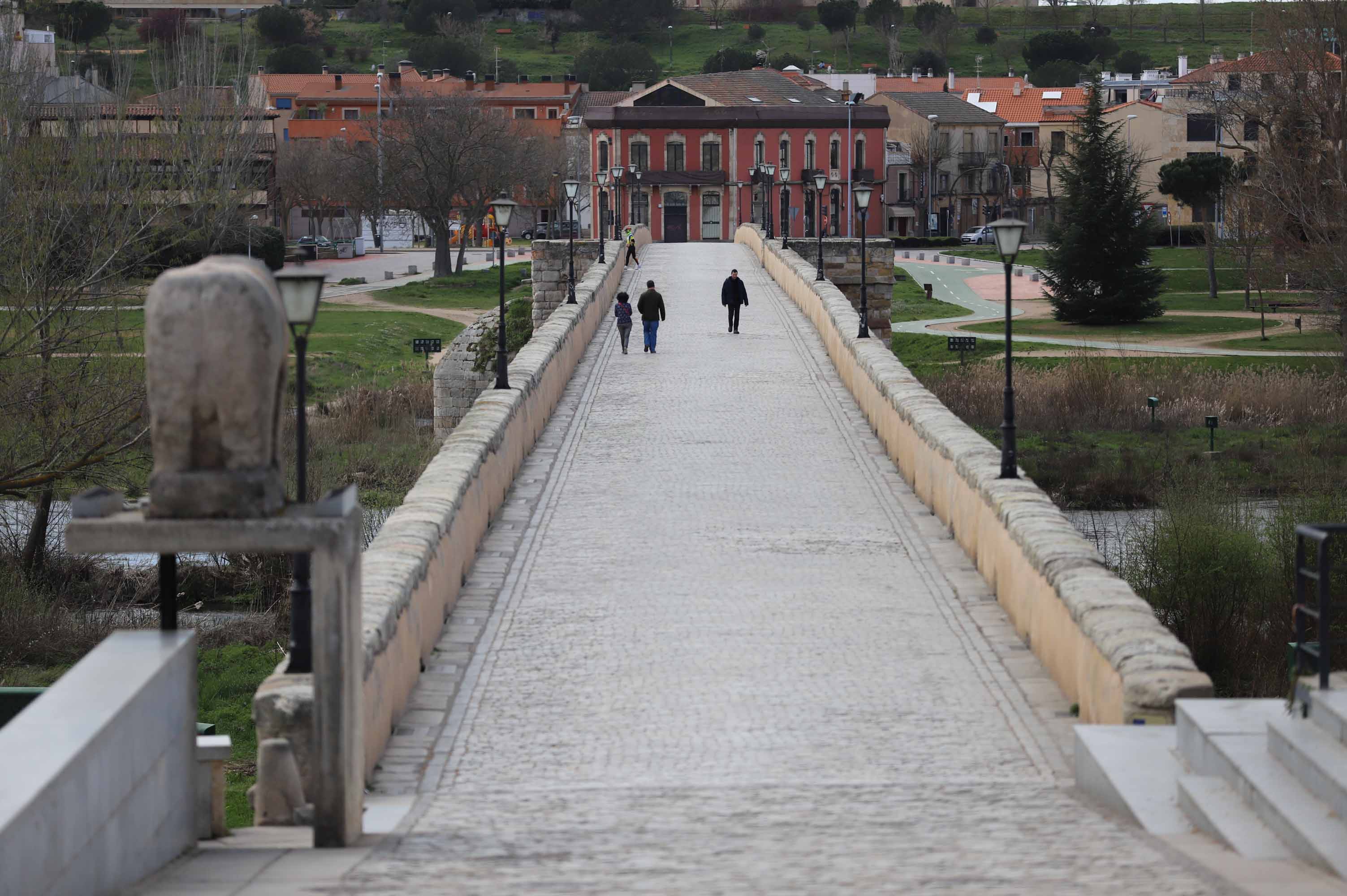 Salamanca ha vivido hoy el primer día en estado de alerta con las calles prácticamente vacías. 
