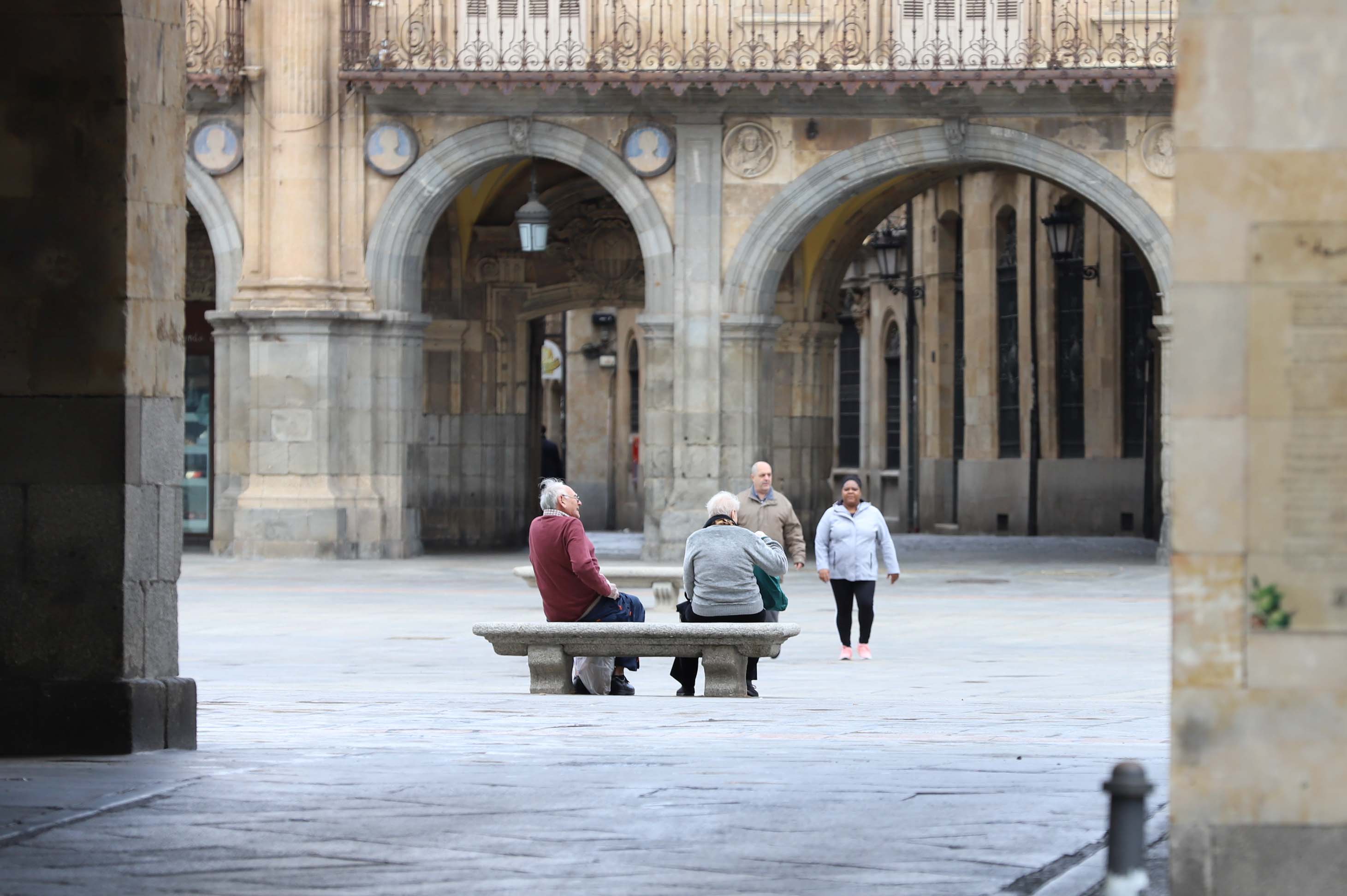 Salamanca ha vivido hoy el primer día en estado de alerta con las calles prácticamente vacías. 