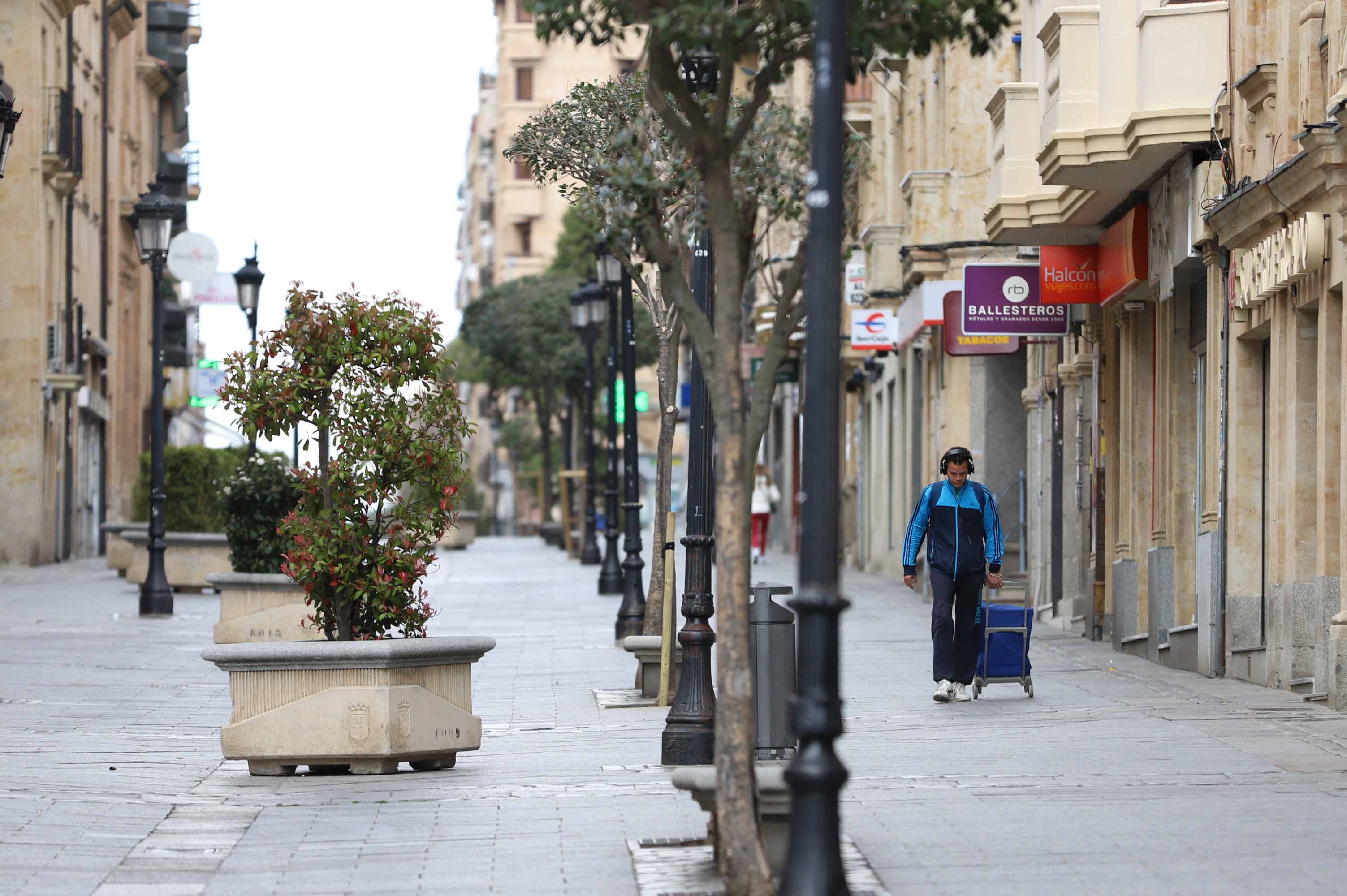 Salamanca ha vivido hoy el primer día en estado de alerta con las calles prácticamente vacías. 