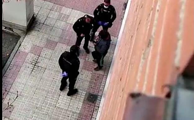 La Policía Nacional de Salamanca se pone seria y multa a un ciudadano que paseaba por la calle