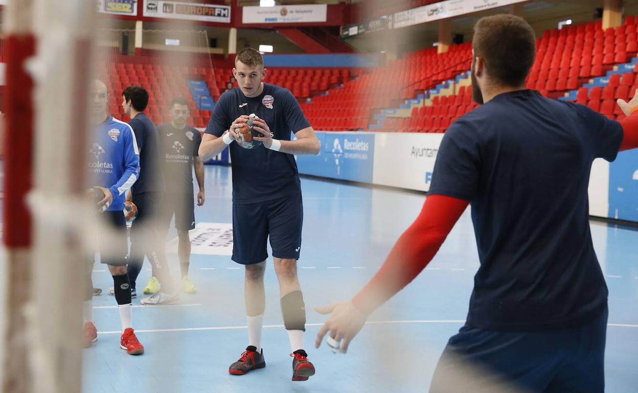 El francés Dourte se dispone a lanzar en un entrenamiento. 