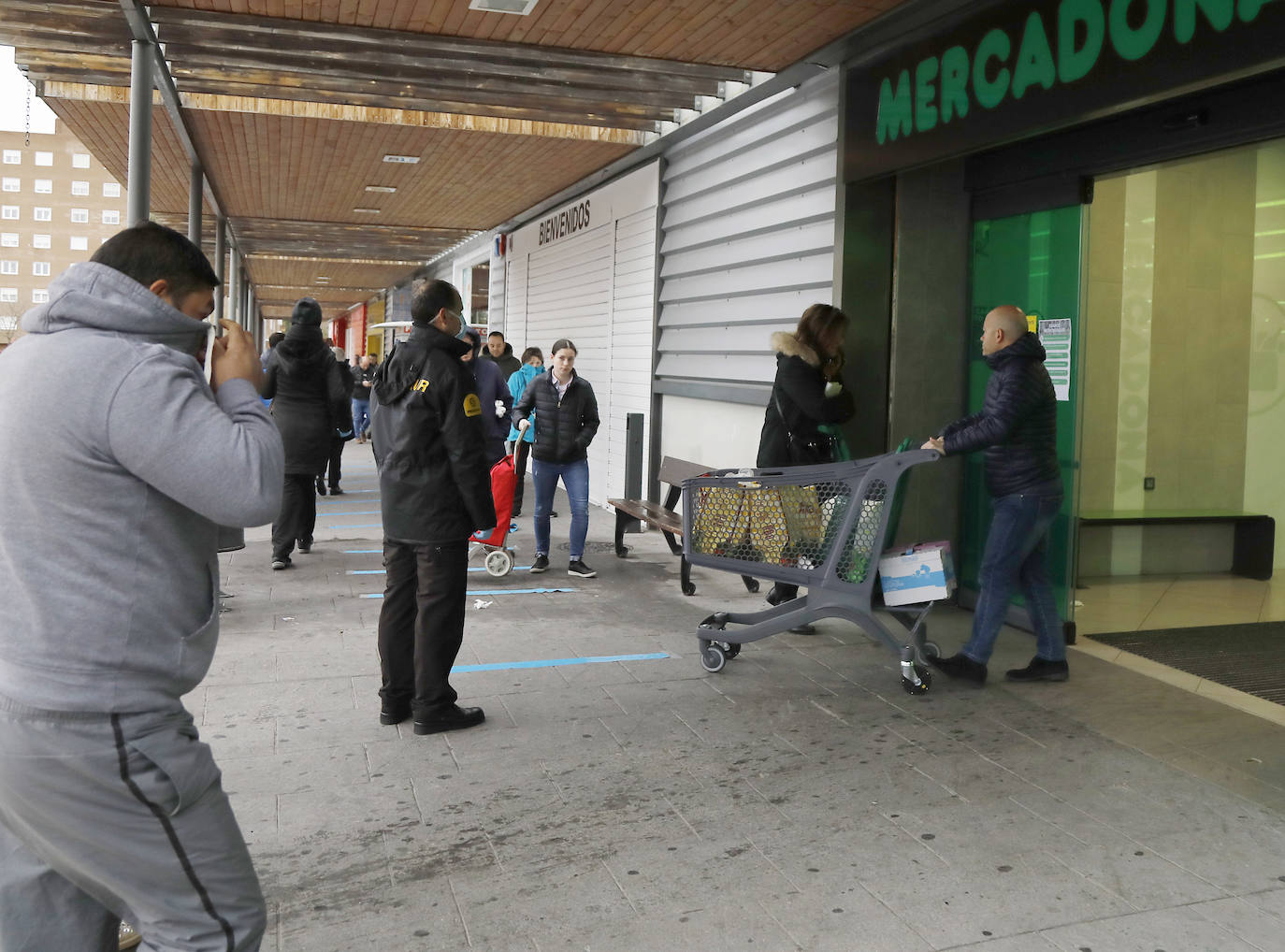 Fotos: Primer día laborable en Estado de Alerta en Palencia