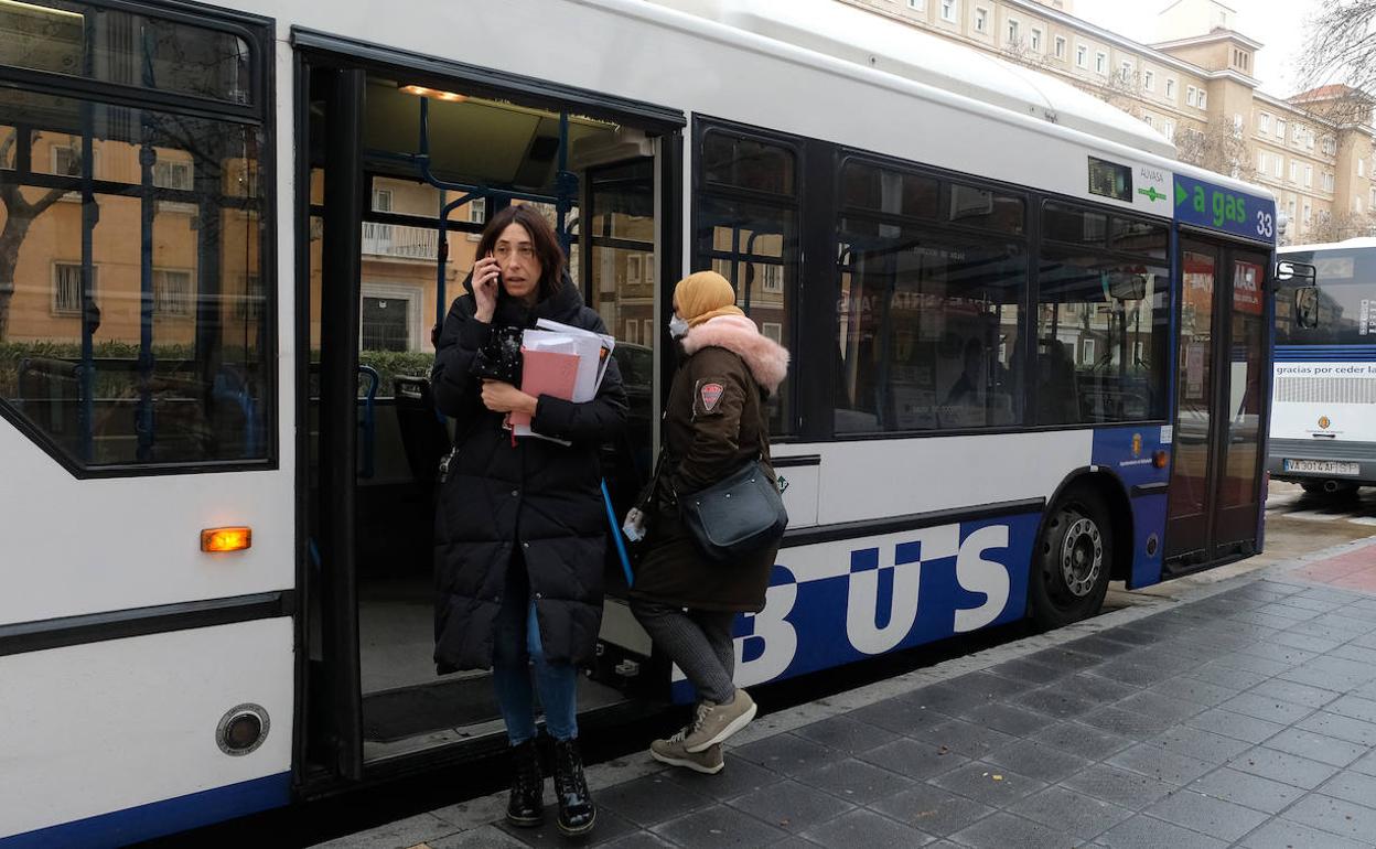 Las entradas y salidas de pasajeros se realizan por la puerta trasera. 