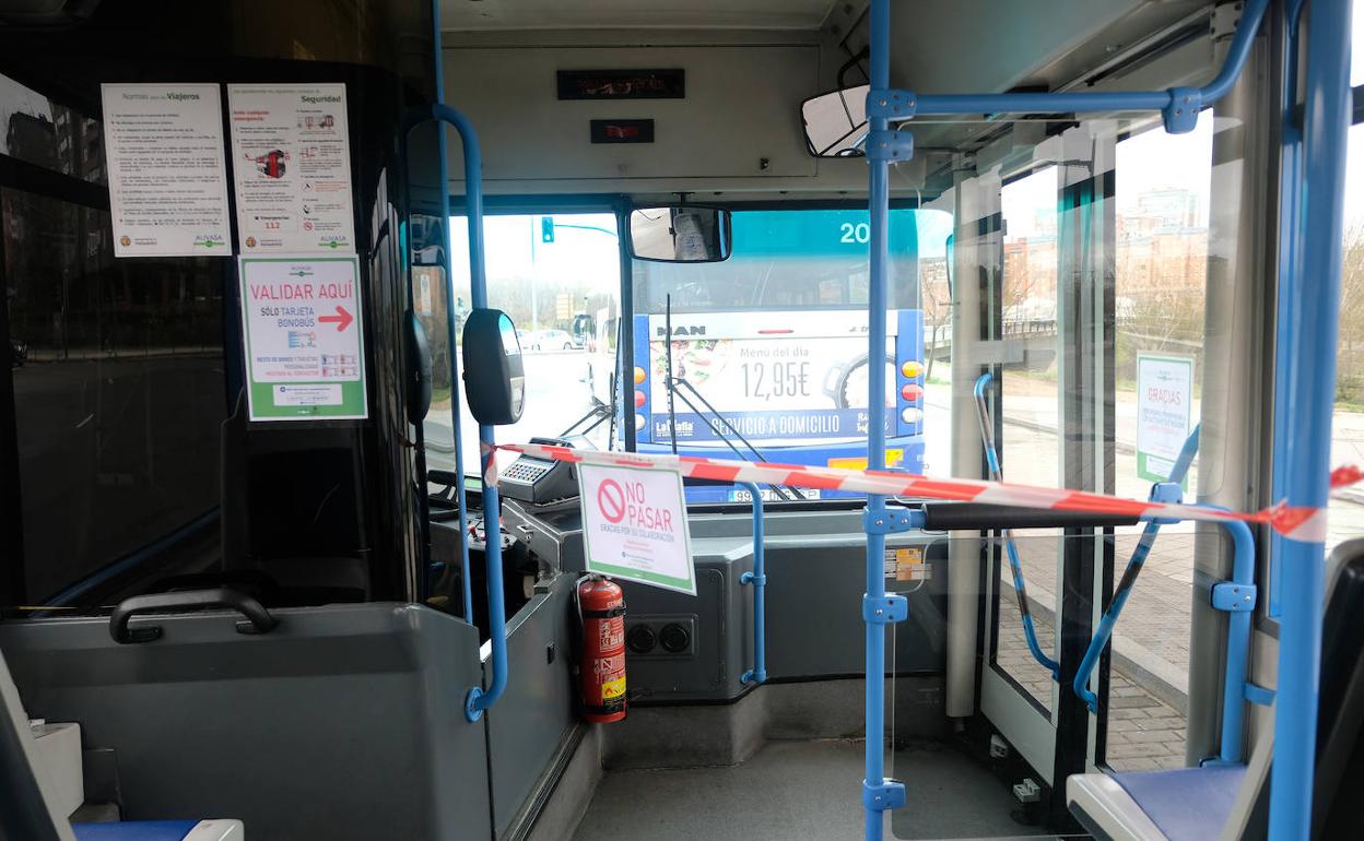 Interior de un autobús de Auvasa con las medidas de seguridad en la cabina del conductor. 