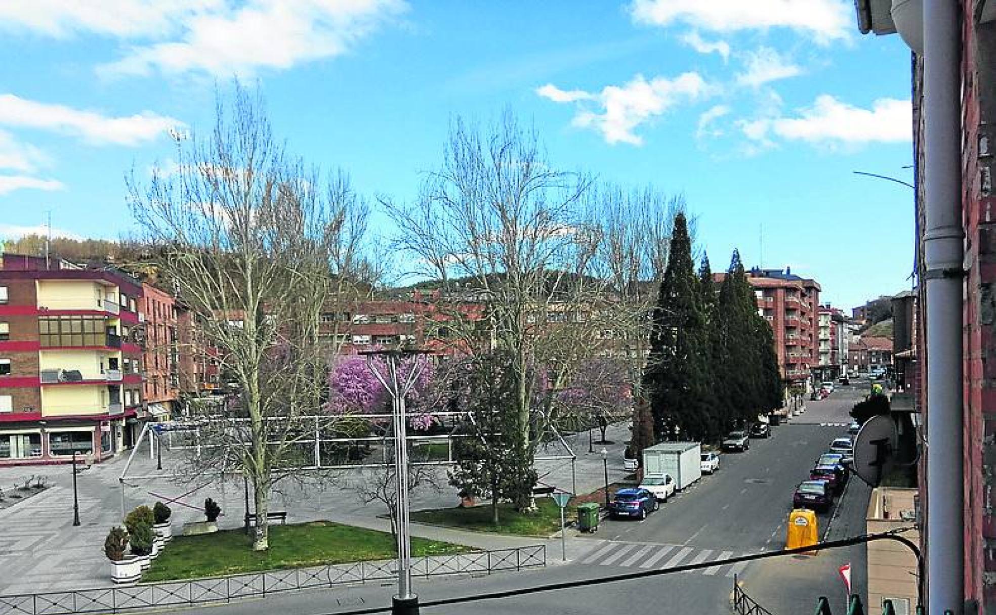 Plaza de la Constitución de Guardo sin gente.