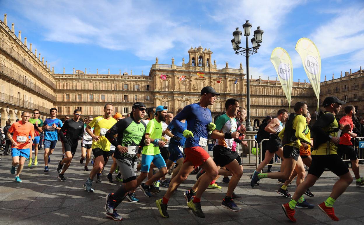 Una instante de la reciente Media Maratón de Salamanca por la Plaza Mayor. 