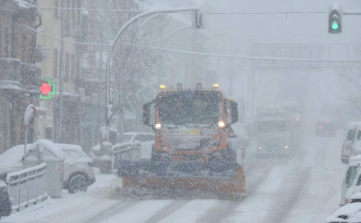 Una máquina quitanieves circula este lunes por la mañana por la travesía de San Rafael. 