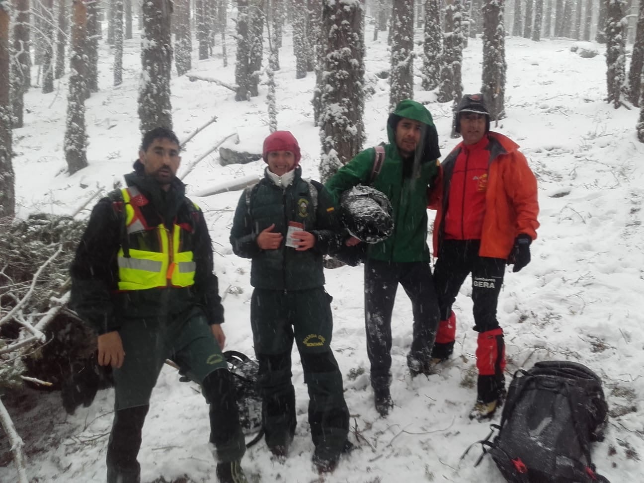 Fotos: Rescate en Navacerrada de dos senderistas que se saltan el estado de alarma