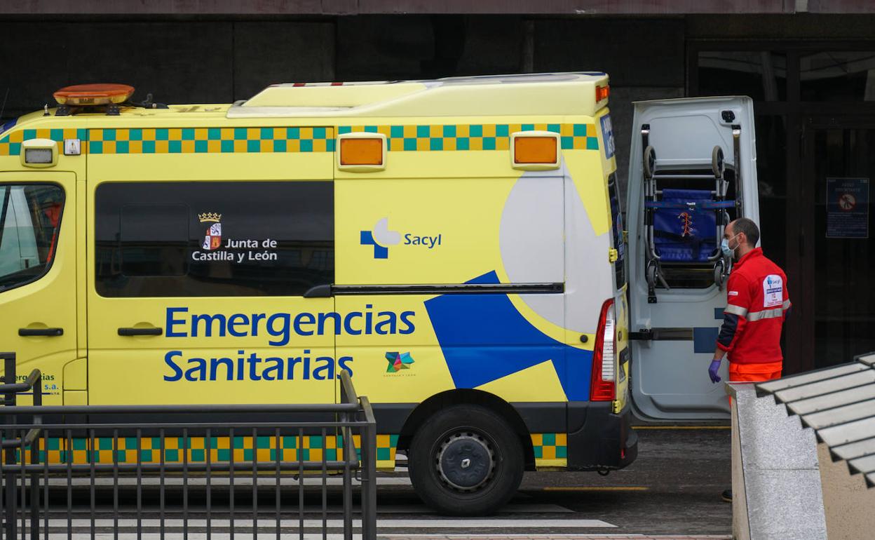 Ambulancia en la puerta del hospital clínico.