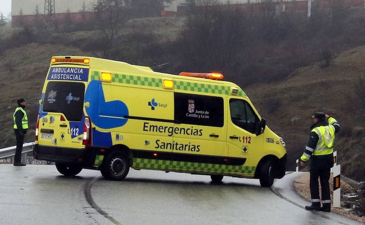 Una ambulancia del 112 en un accidente en la provincia. 