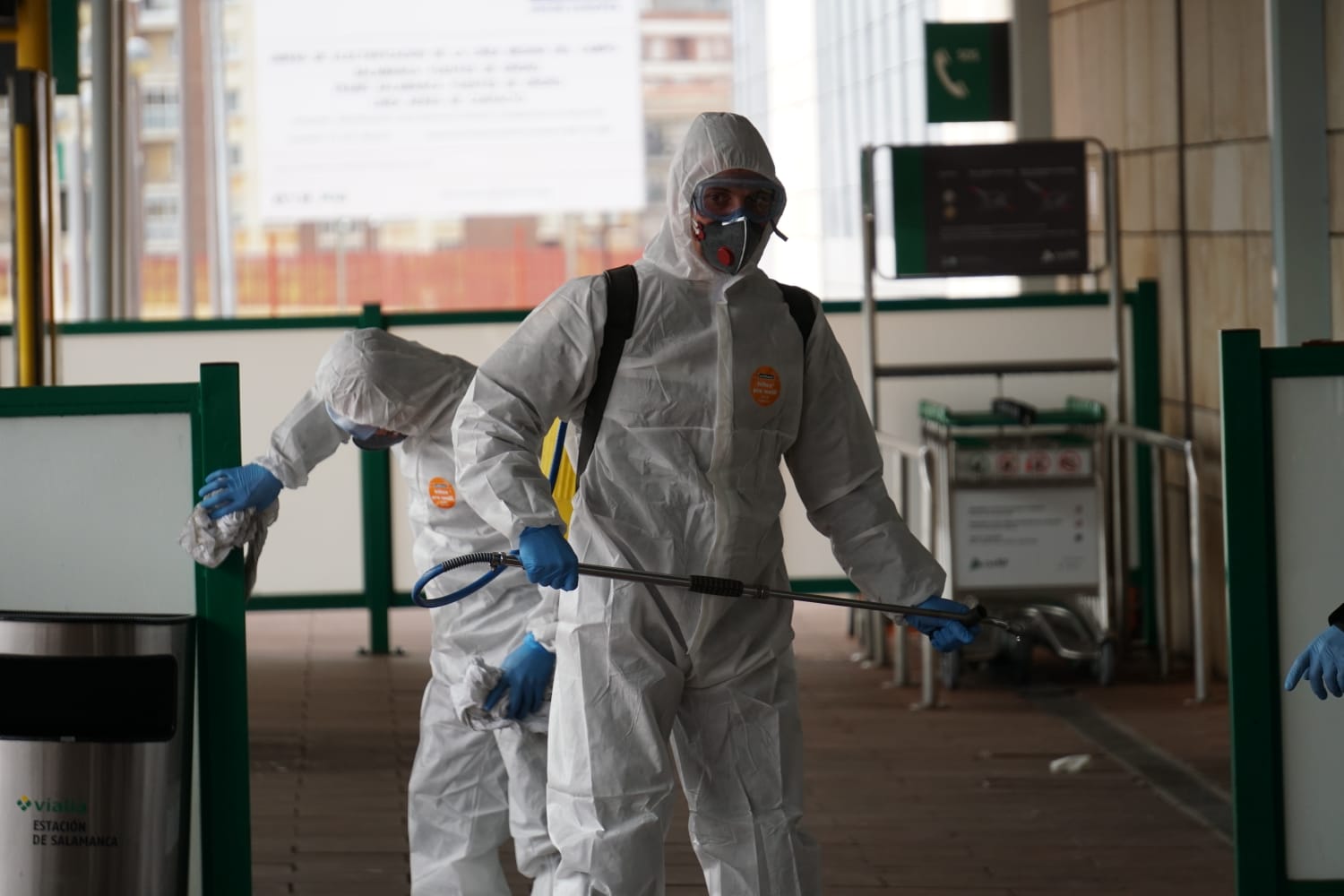 Fotos: La UME desinfecta las calles de Salamanca