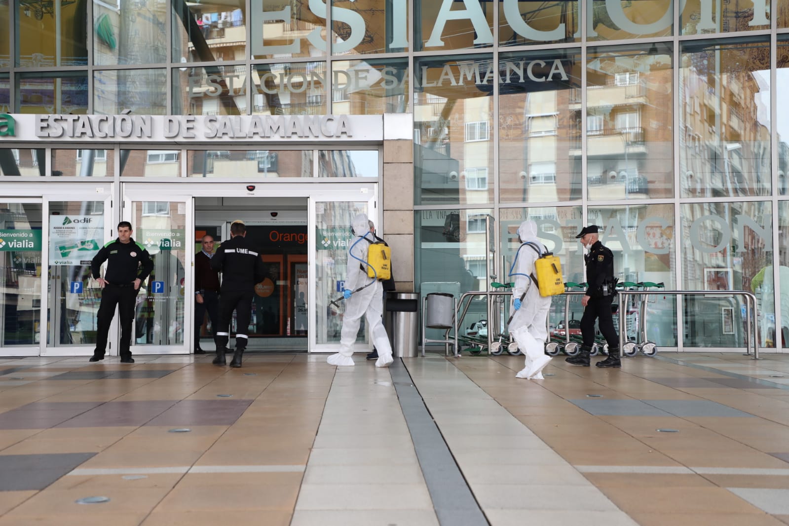 Fotos: La UME desinfecta las calles de Salamanca