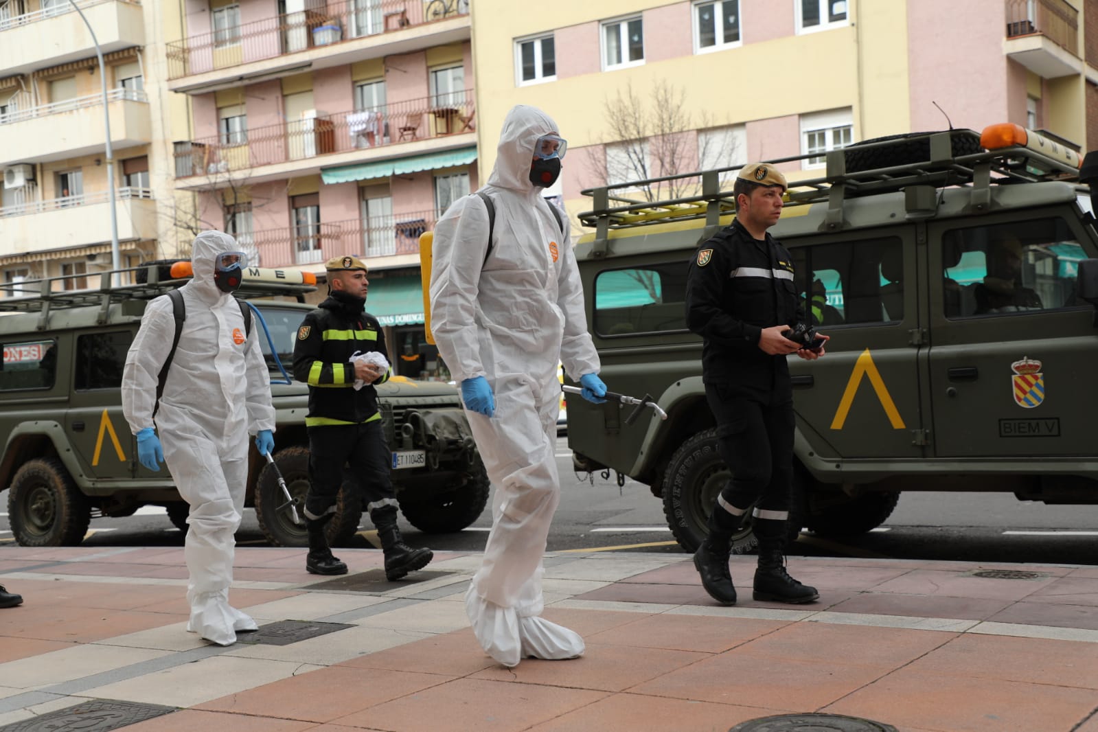 Fotos: La UME desinfecta las calles de Salamanca