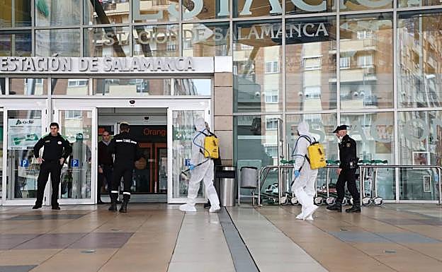 Militares de la UME en la estación de tren de Salamanca.LAYA