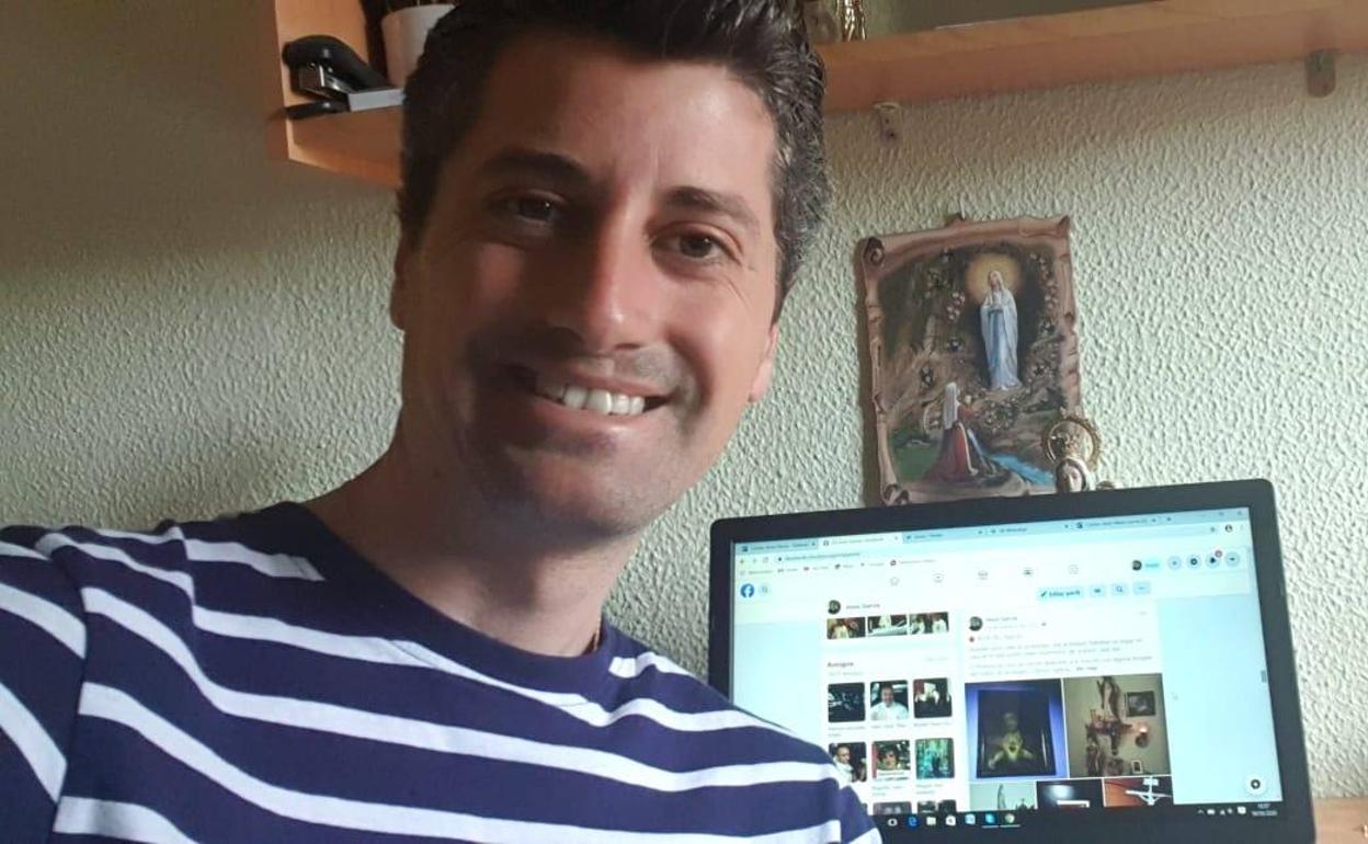 El sacerdote Jesús García Gañán, con su página de Facebook. 