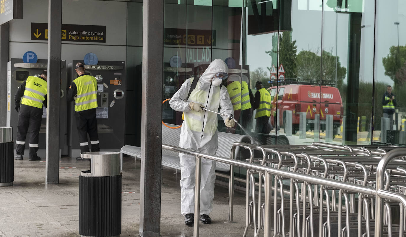 Fotos: La UME desinfecta el aeropuerto de Villanubla para luchar contra la propagación del coronavirus