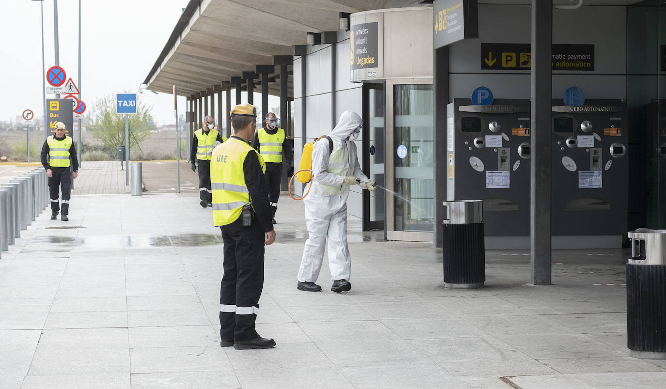 Fotos: La UME desinfecta el aeropuerto de Villanubla para luchar contra la propagación del coronavirus