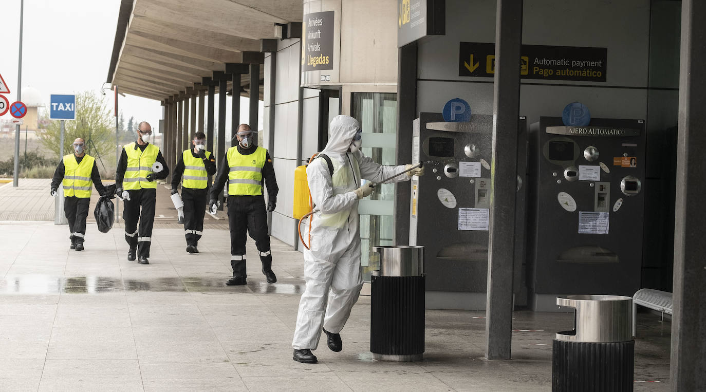 Fotos: La UME desinfecta el aeropuerto de Villanubla para luchar contra la propagación del coronavirus