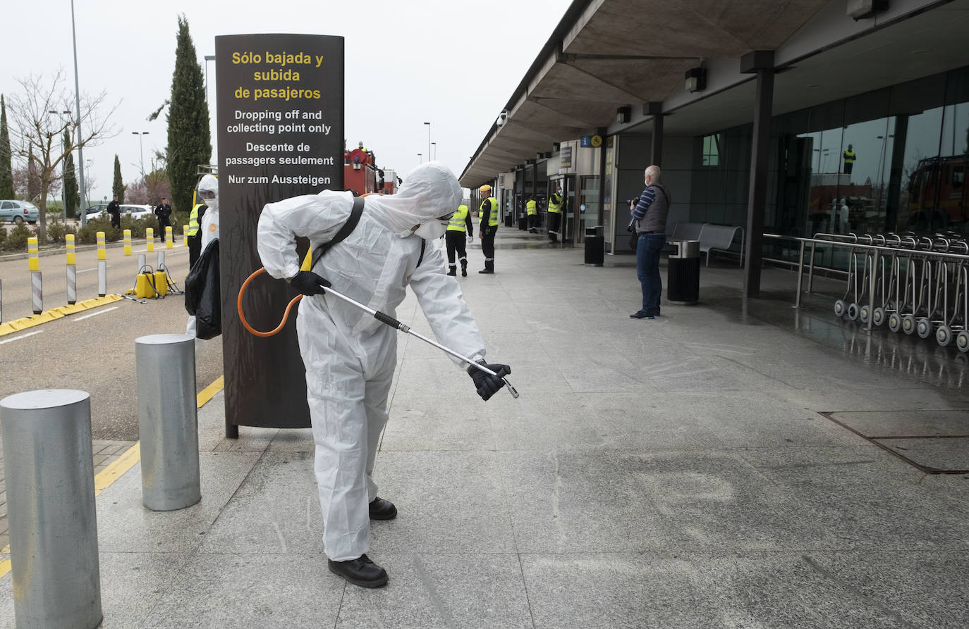 Fotos: La UME desinfecta el aeropuerto de Villanubla para luchar contra la propagación del coronavirus