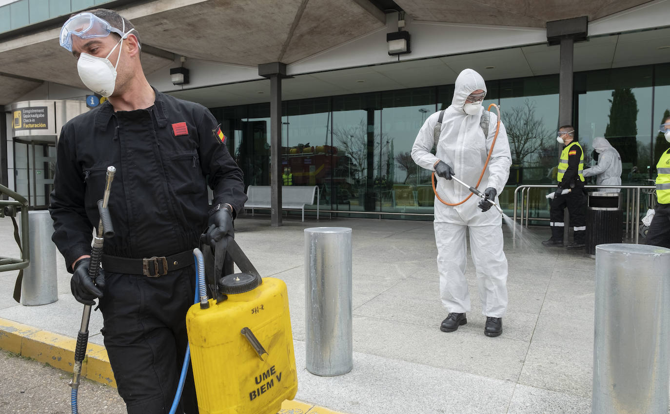 Fotos: La UME desinfecta el aeropuerto de Villanubla para luchar contra la propagación del coronavirus