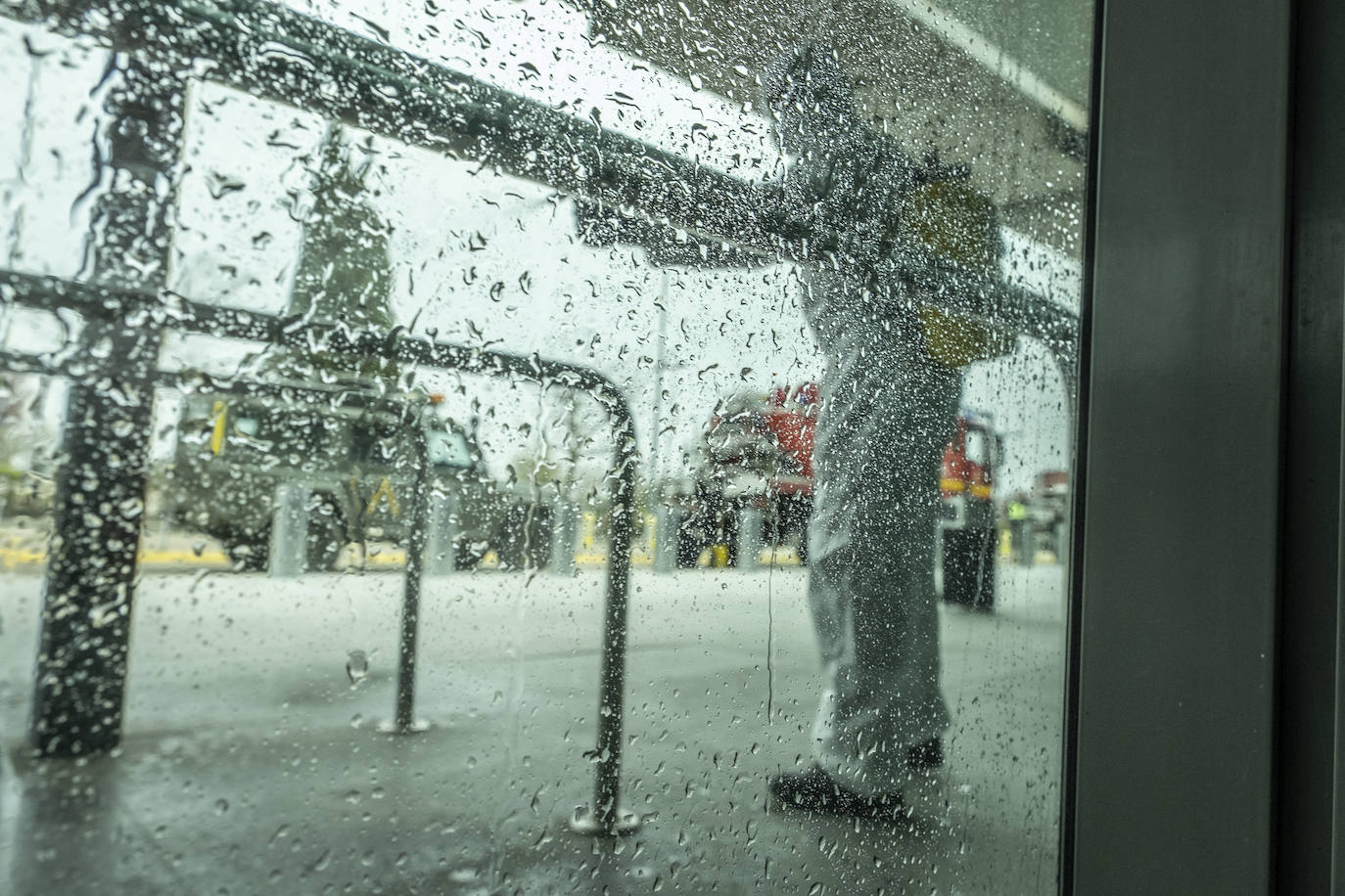 Fotos: La UME desinfecta el aeropuerto de Villanubla para luchar contra la propagación del coronavirus