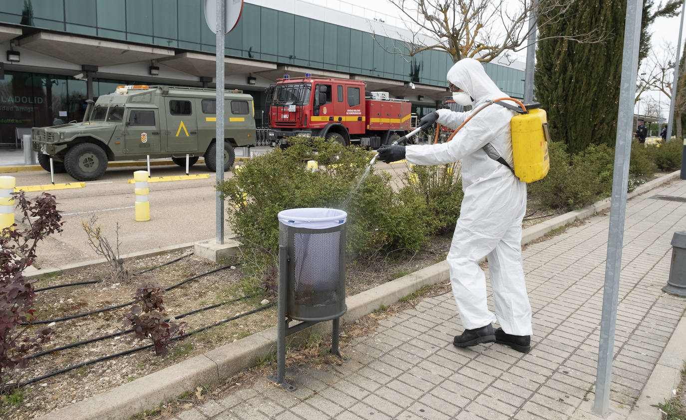 Fotos: La UME desinfecta el aeropuerto de Villanubla para luchar contra la propagación del coronavirus