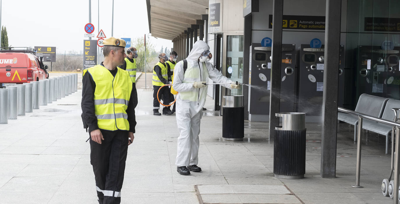 Fotos: La UME desinfecta el aeropuerto de Villanubla para luchar contra la propagación del coronavirus