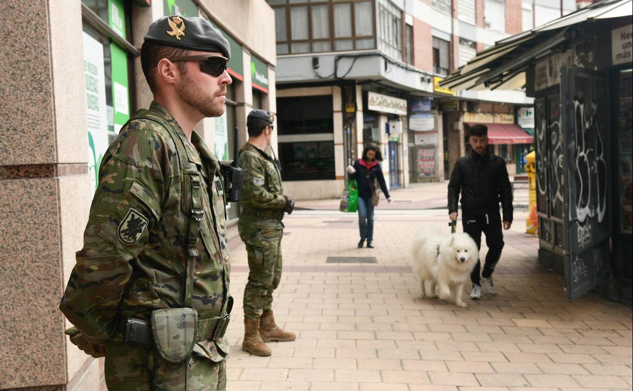Militares del Regimiento Farnesio, en la Plaza Circular para hacer cumplir las restricciones de movilidad. 