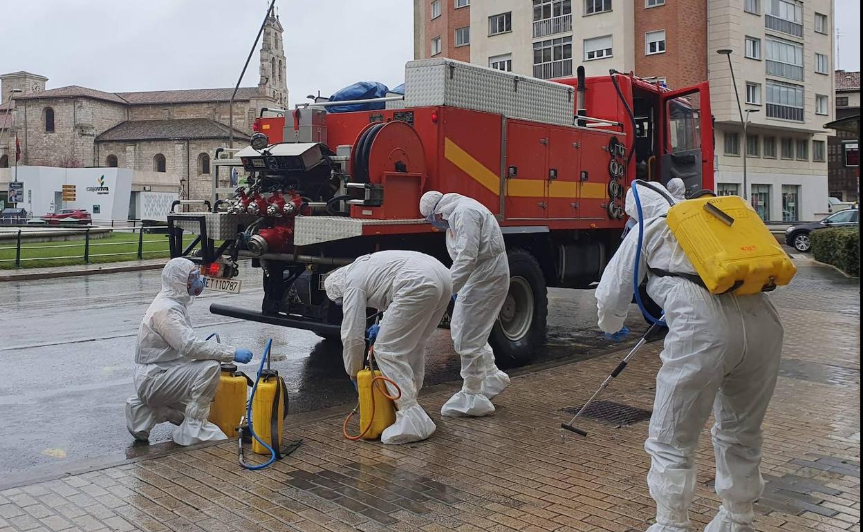 Un miembro de la Unidad Militar de Emergencias, en la Plaza Mayor de Valladolid, el pasado lunes.