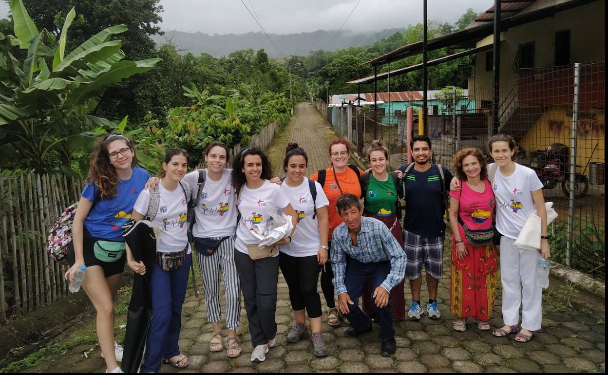 Eva Antón (centro camiseta naranja, y sus compañeras en Ecuador. 